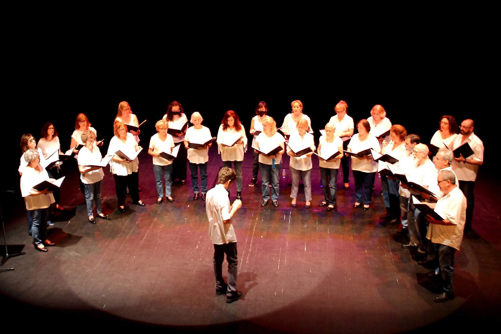 Coral Villa de Móstoles ensayando en Teatro del Bosque