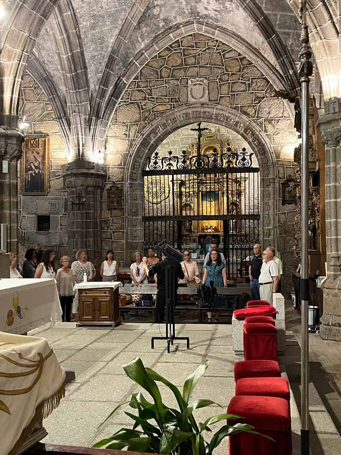 Coral-villa-de-mostoles-cantando-en-iglesia